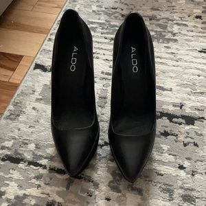 Black wedge pointed toe